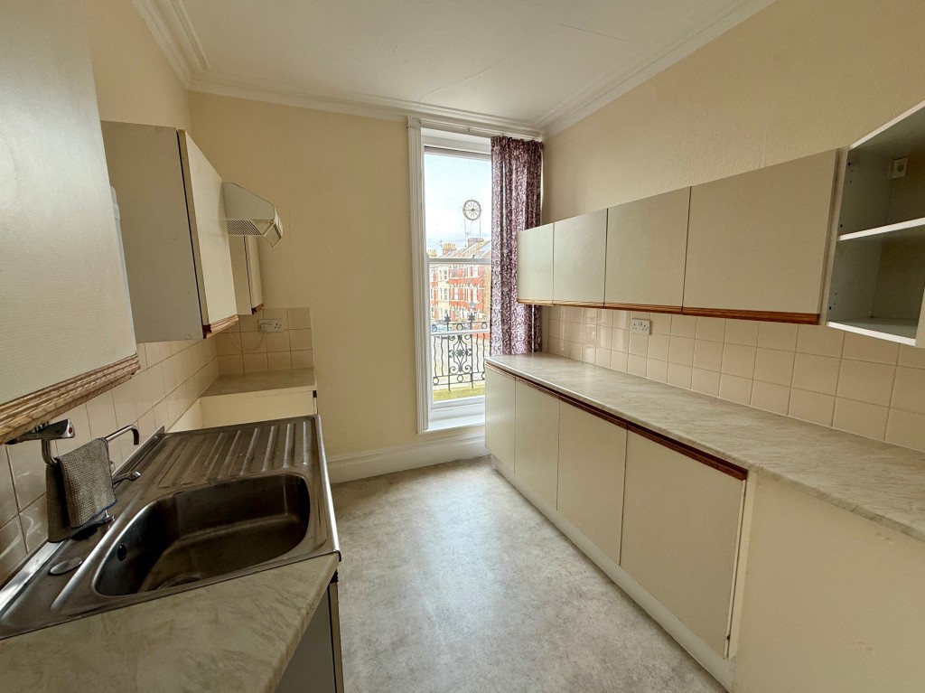 Lot: 100 - SUBSTANTIAL CORNER PROPERTY WITH POTENTIAL - First floor - kitchen